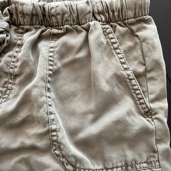 C & C California lightweight olive pull on shorts! - Picture 3 of 4